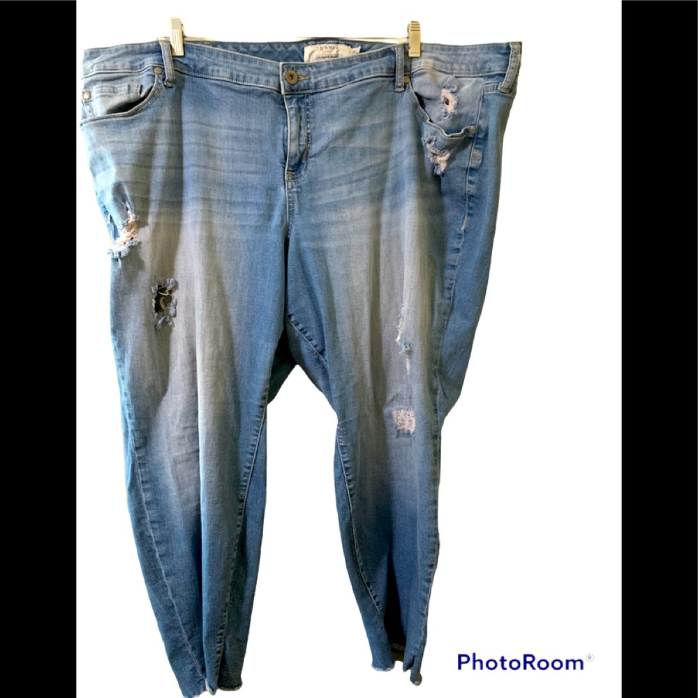 TORRID DISTRESSED ANKLE JEANS SIZE 28